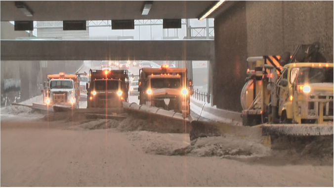 Fig. 2: Limpieza de nieve  en el túnel Viger sin interrupción del tráfico - Montreal Quebec (Canadá)